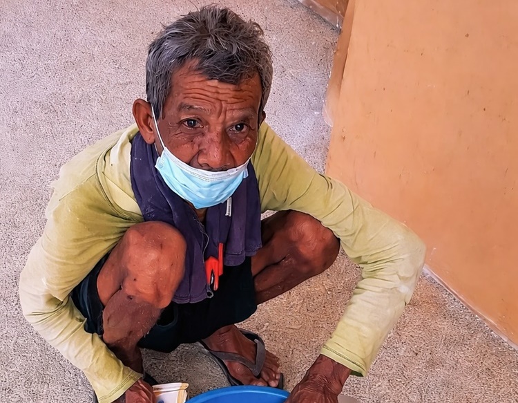 Elderly Vendor Living Alone Touches Hearts of Netizens