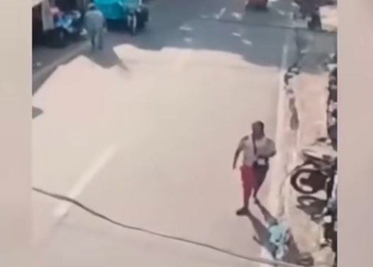 Woman Behind Series of House-to-House Thefts Caught on CCTV