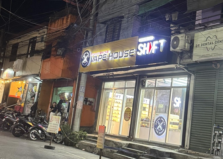 Lady Customer Upset Over Rude Vape Shop Attendant