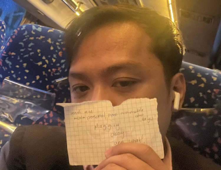 Netizen Touched After Receiving Encouraging Note from Young Passenger