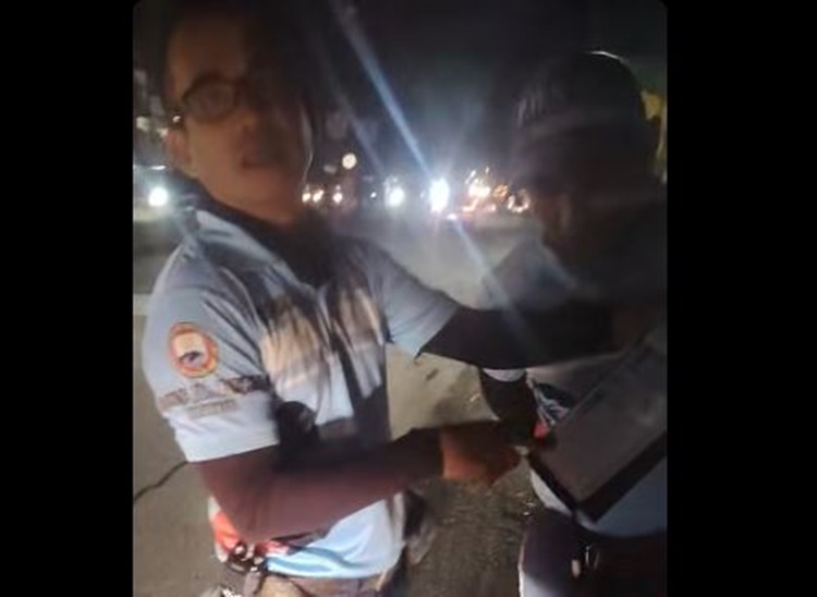 Driver Argues w/ Traffic Enforcer for Confiscating His License