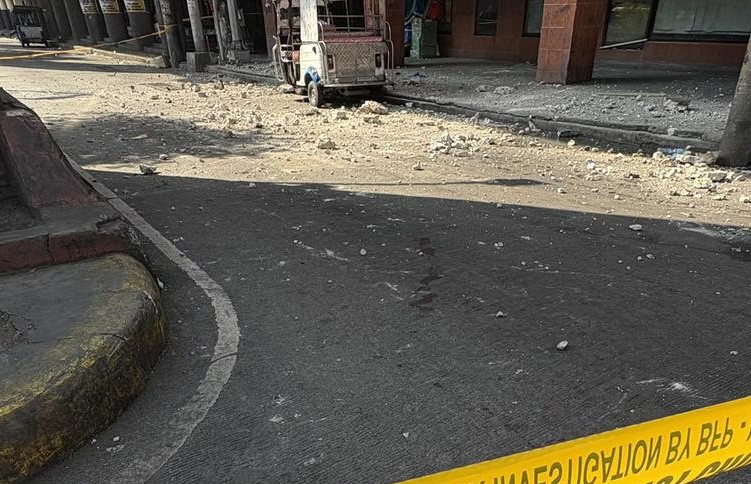 マニラで商業ビルの庇崩落、Eトライク運転手負傷