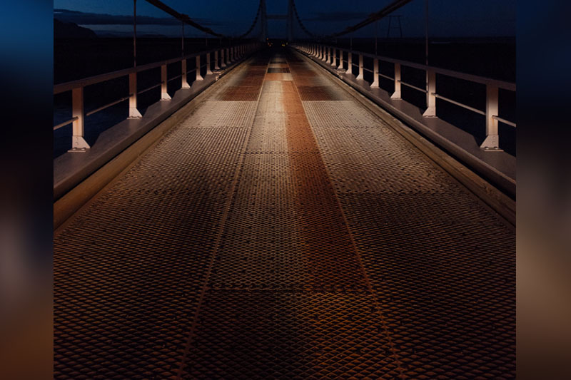 暗闇の道を歌で乗り切る運転手の挑戦