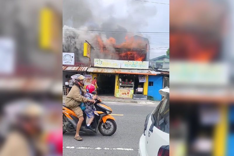 炎上する家に飛び込む勇敢な男