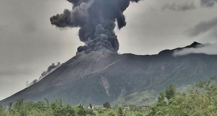 カンラオン火山 爆発的噴火で警戒呼びかけ