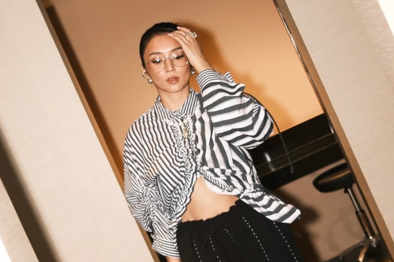 セブでカトリーナ・ベルナルドのスタンディーに不適切ポーズ