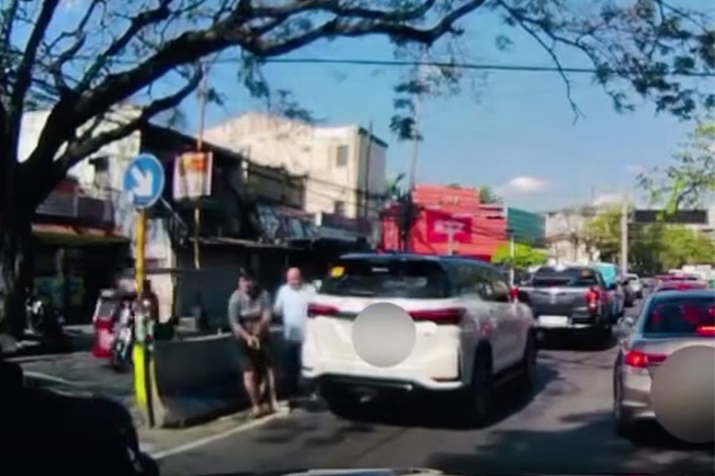 ダッシュカム映像が捉えた子猫救出劇