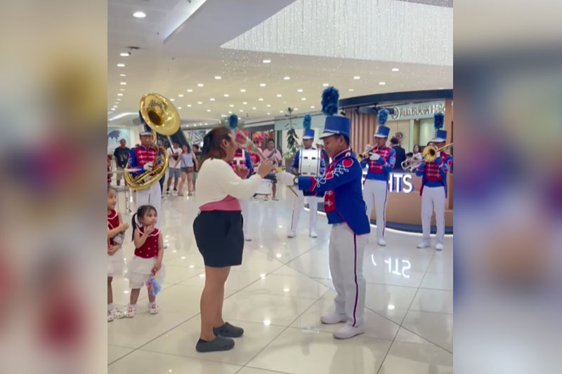 ショッピングモールで感動のプロポーズ