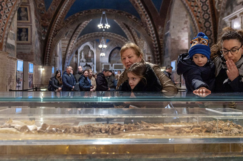 聖フランシスコ遺骨公開 アッシジに巡礼者続々