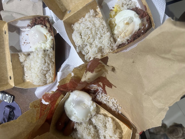 Female Customer Disappointed w/ Delivery Rider Over Soggy Food