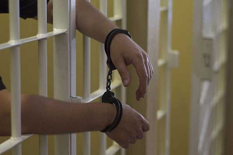 天井に潜伏、殺人容疑者を逮捕 カランバ市