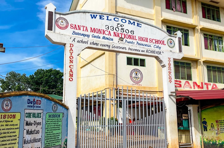 制服違反で生徒足止め プエルトプリンセサ