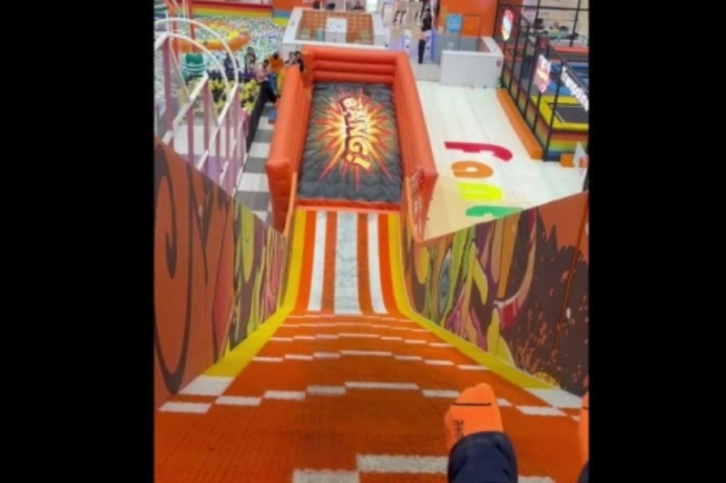 冒険パークで滑り台大失敗 笑い誘う