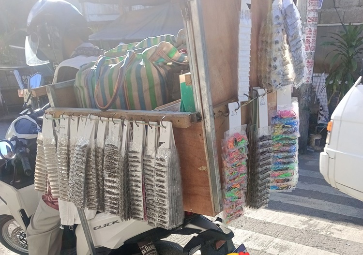 Lady Netizen Surprised by the Income of Repacked Goods Vendor