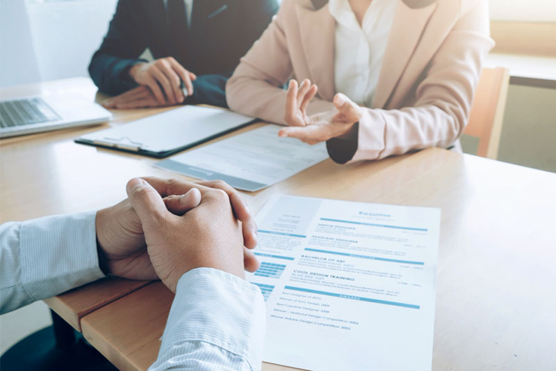 面接遅延で応募者退席、HRに批判集中