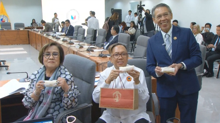 デリマら、サラ副大統領弾劾審議で菓子堪能