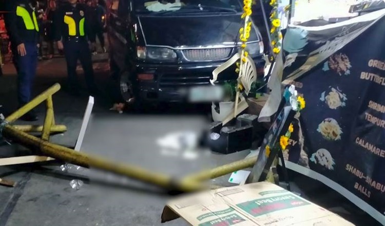 6歳男児が運転、SUVが屋台に突っ込む事故