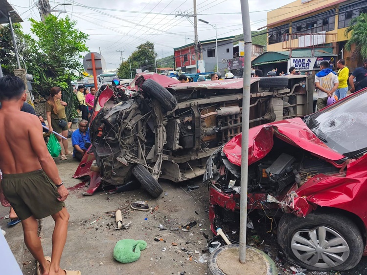 セブで車衝突、ジプニー乗客ら14人負傷