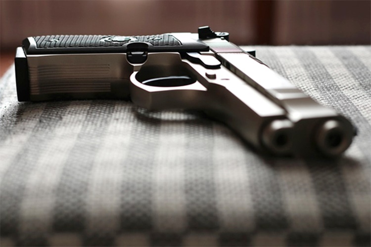 2歳いとこが発砲、3歳児命を落とす悲劇