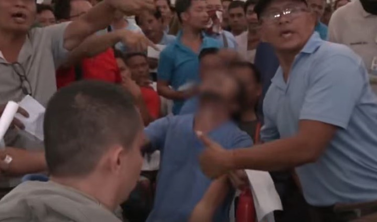 ケソン市でジープニードライバー救援待ち倒れる