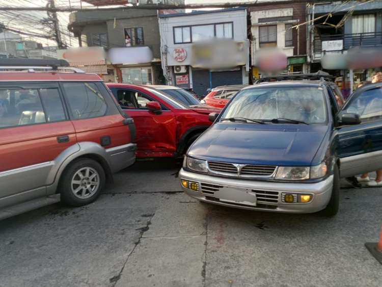 バタンガスヒルズのガソリンスタンドで車7台衝突事故