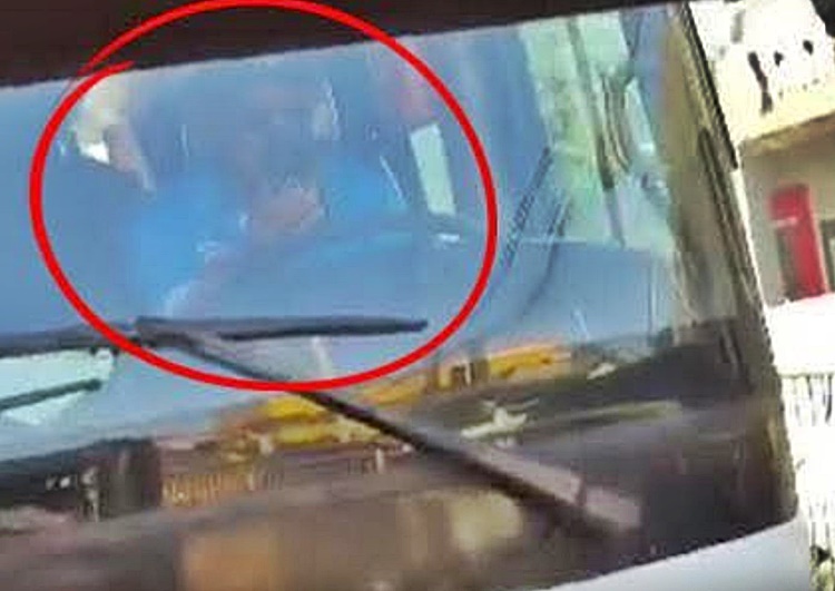 バコロドのジープニー運転手、運転中の携帯使用で処分へ