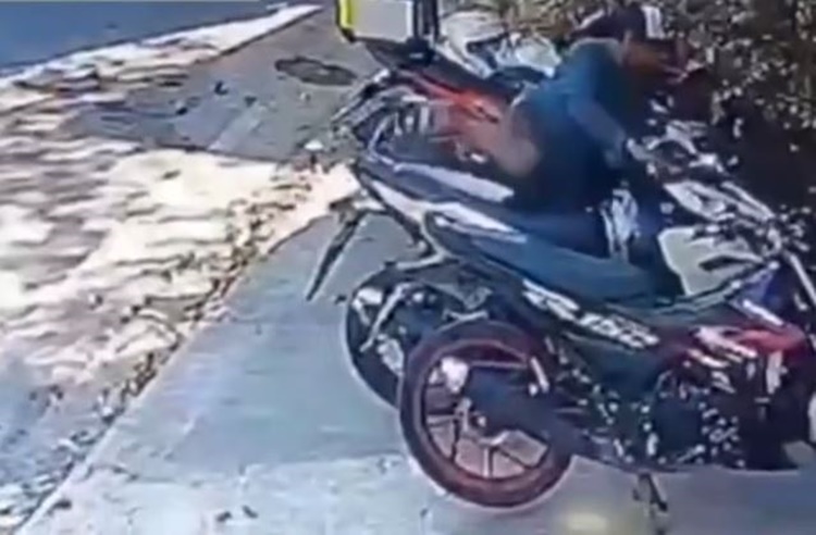 ケソン市でバイク盗難、CCTVで男逮捕