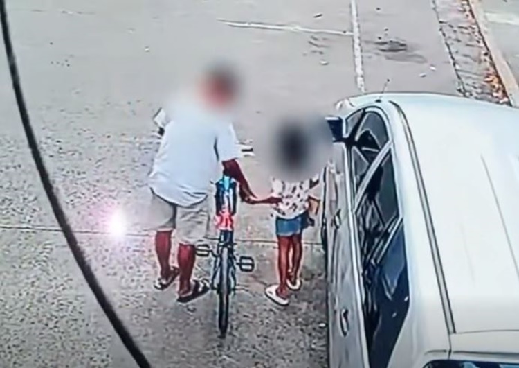 マニラで8歳少女の携帯と現金奪われる