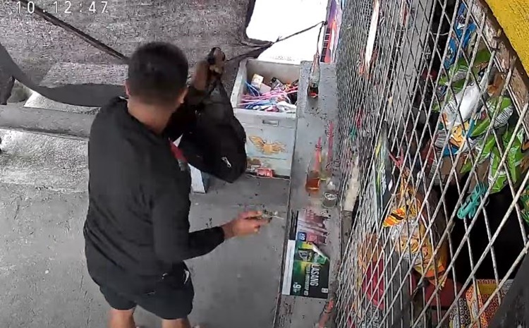 竹棒で窃盗 17万円被害 タバコ市の小売店主