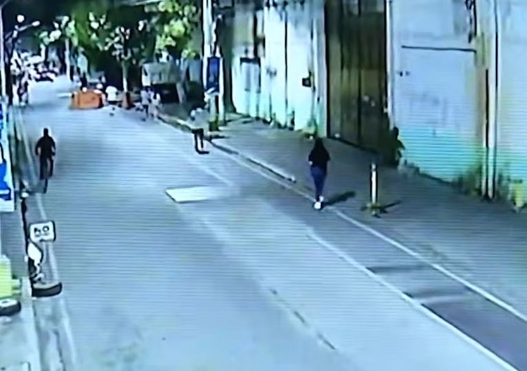 カロオカン市でバイク強盗、女性が9万円被害