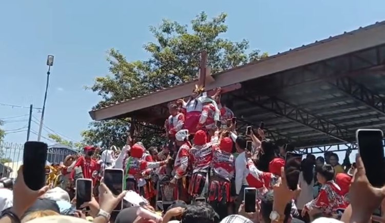 58歳女性、39回目の磔儀式に参加