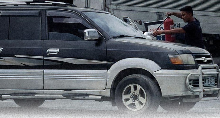 ガソリンスタンド火災を消火、警官の勇気