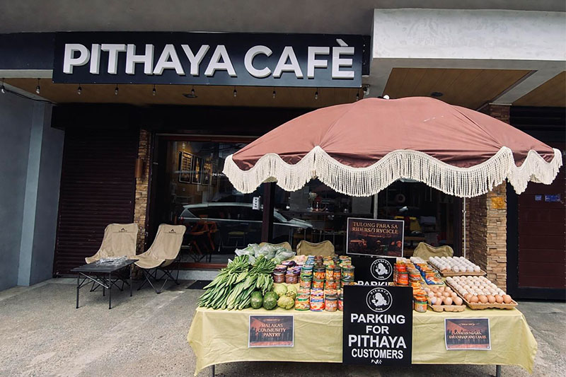 ケソン市カフェ、配達員支援の食料庫開設