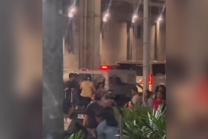 燃料危機で警察車両が通勤者輸送に活躍