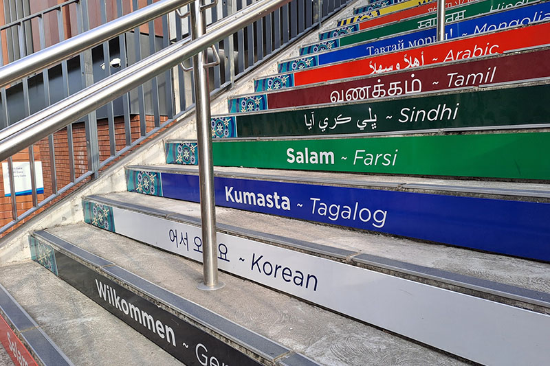 豪州学校の階段誤植にフィリピン人爆笑