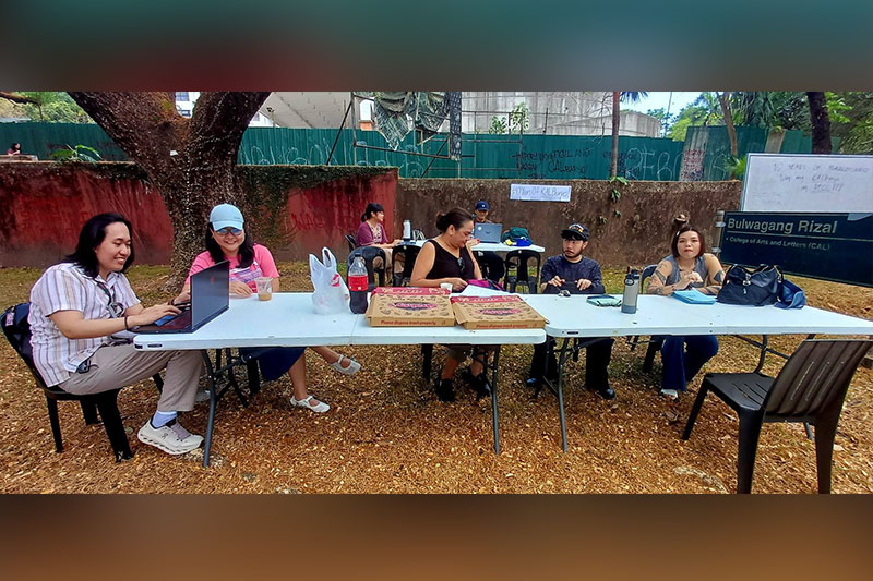 焼失10年後も続く教員の苦境、UPディリマン抗議