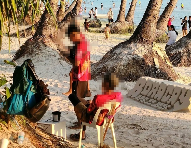 ボラカイ砂の城職人、観光客への無礼行為か