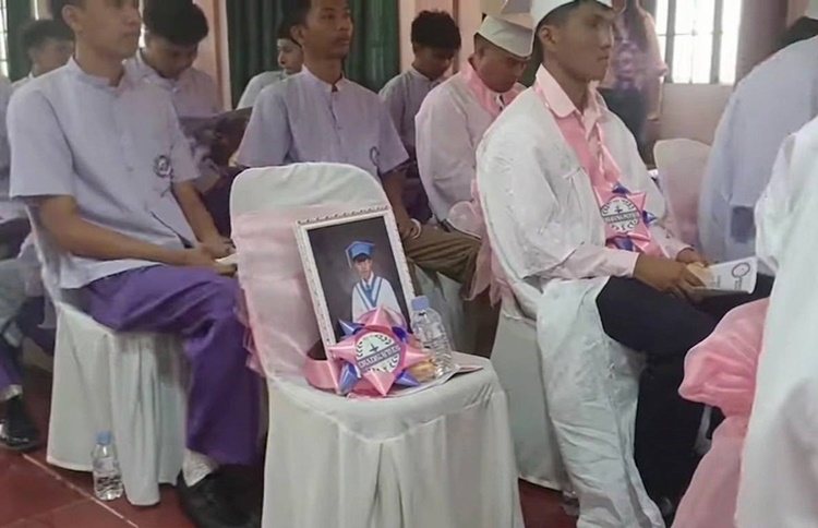 亡き生徒、卒業式で感動の追悼