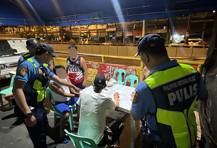 マニラ通夜で賭博摘発 警察が数人逮捕