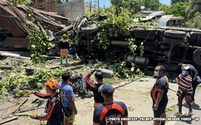 葬儀場にトラック突入、ホルマリン漏洩事故