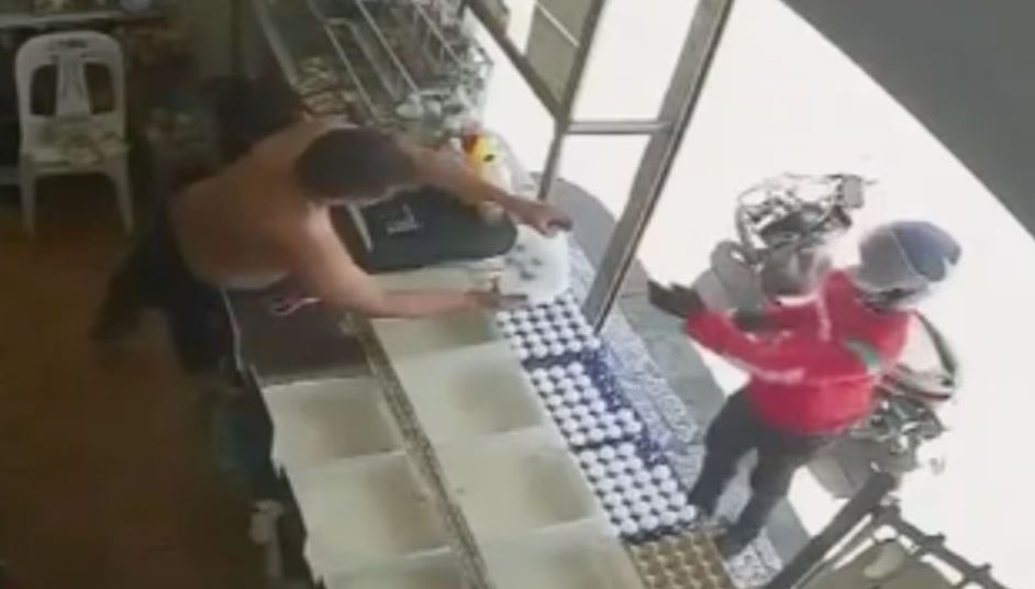 バコールの強盗事件 店主銃撃で負傷