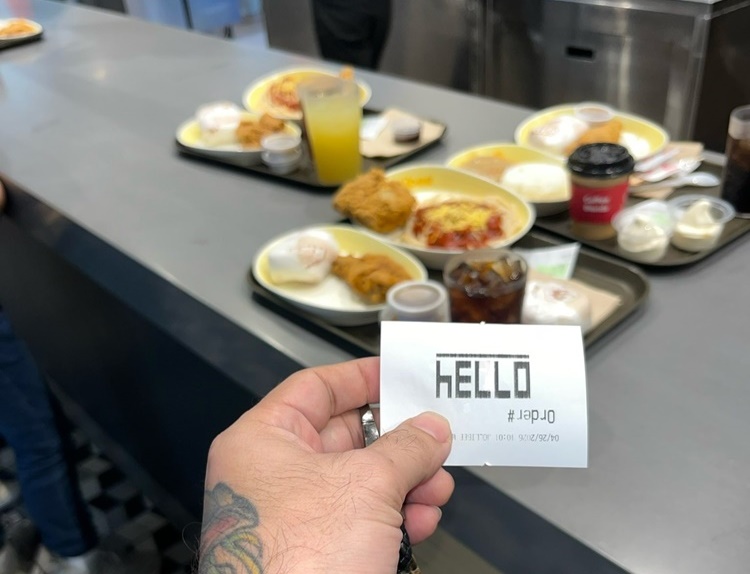 タッチパネル注文の難航、長蛇の列に不満噴出