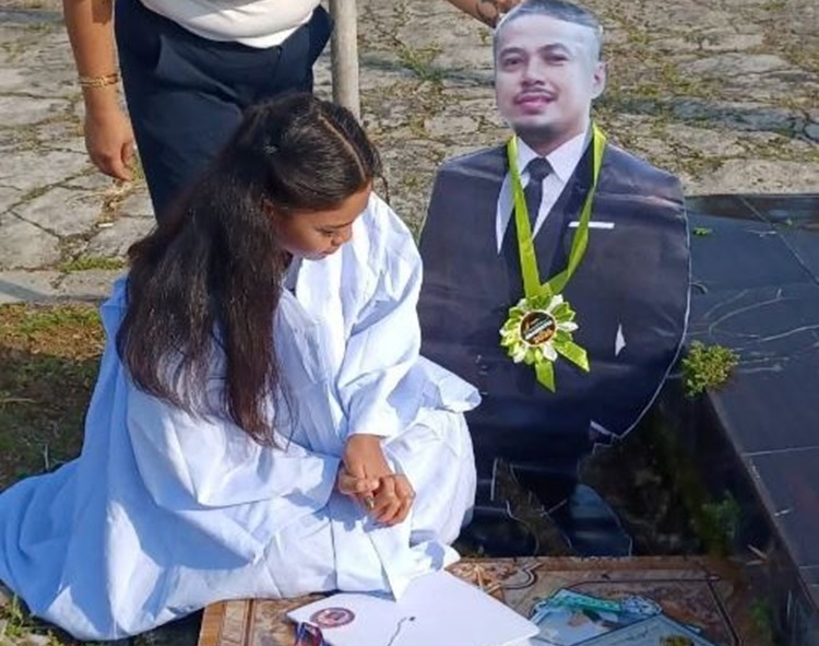 亡き父に13個のメダルを捧げた卒業生の感動