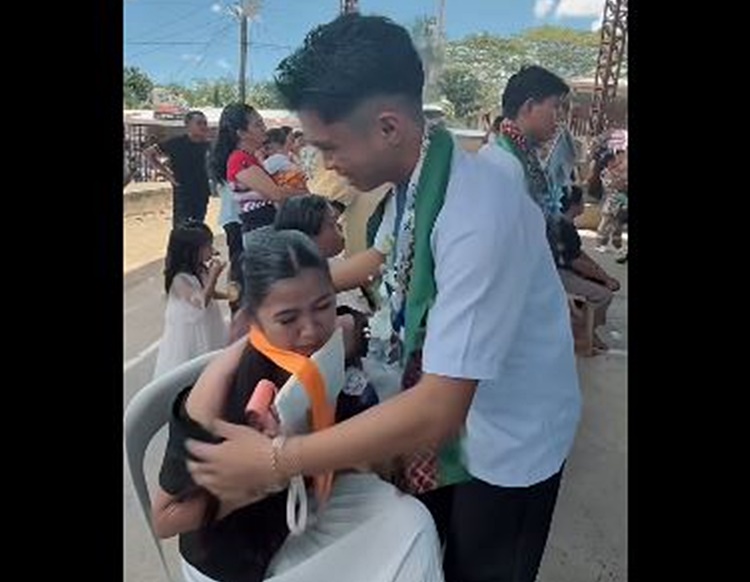 卒業式で感動の兄妹愛、メダル贈呈話題に