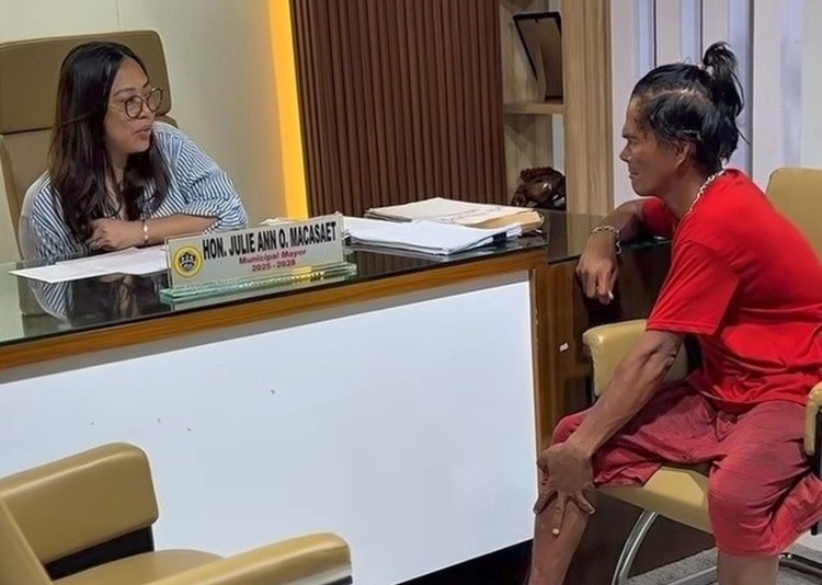 ケソン像に服着せる 男性に市長が注意