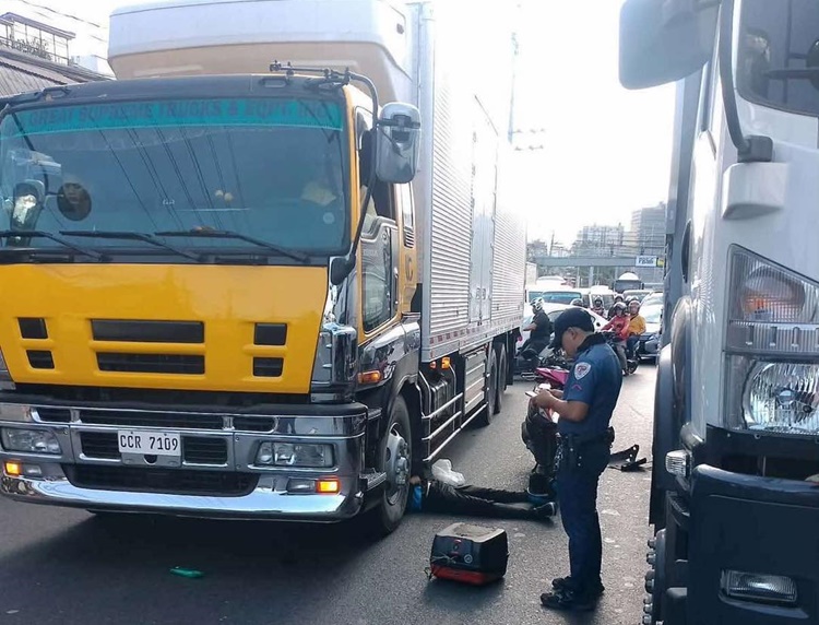 パシッグでバイクタクシー運転手、トラックに轢かれ死亡