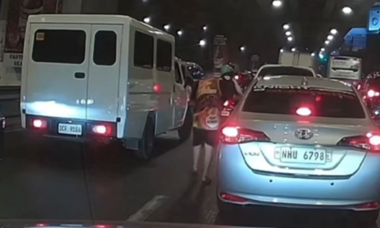 マニラ車両狙うひったくり犯4人逮捕