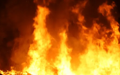 国道でバス炎上　乗客全員無事避難