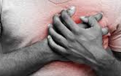 葬儀車運転手が心臓発作、対向車と衝突