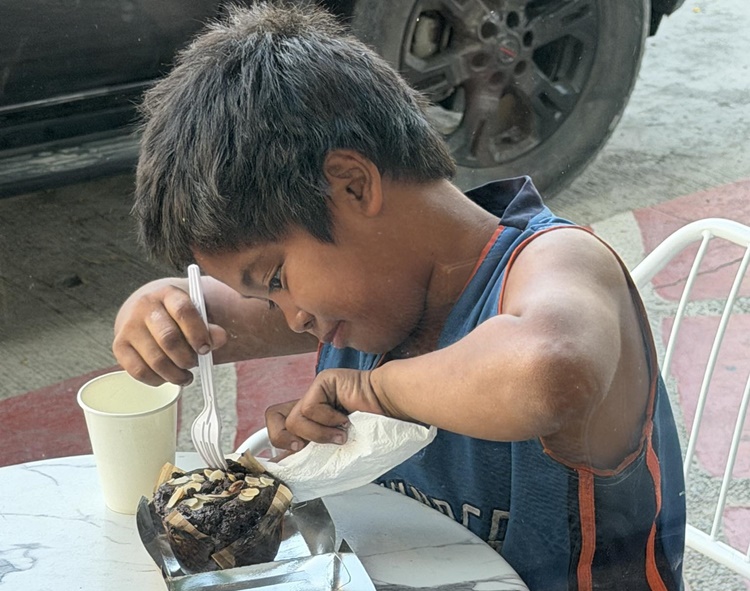 心優しい市民、路上の子にケーキ贈る